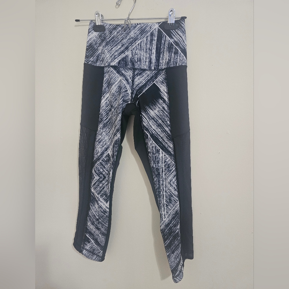 Lululemon Crop Leggings Heat Wave Black White Mesh Mid-Rise Size 4